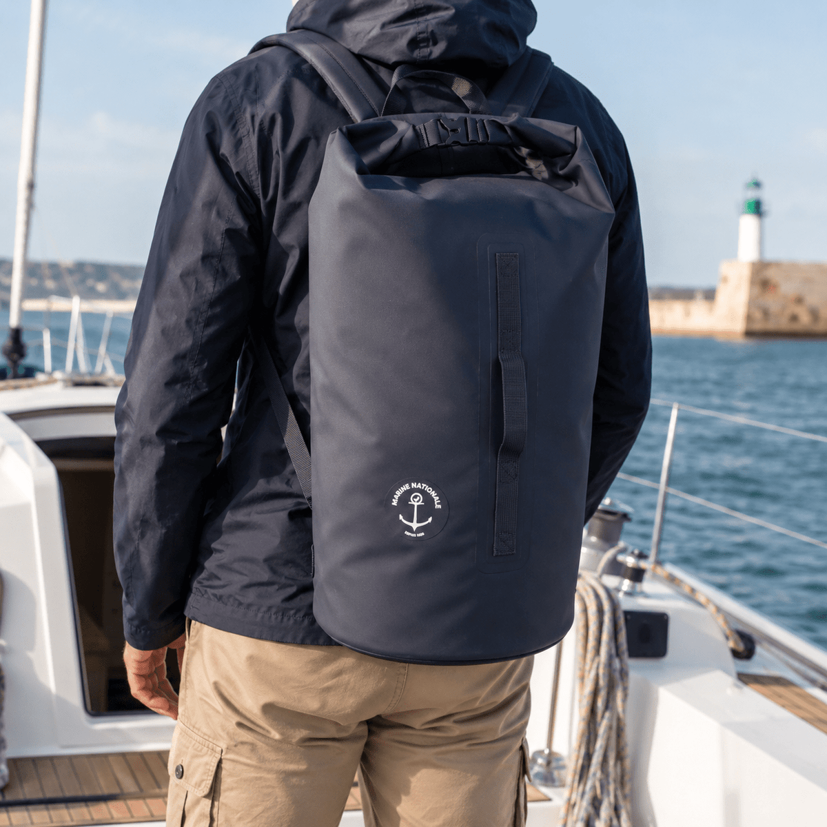 Sac étanche Verseau 45 Marine Nationale porté en extérieur au bord de l'eau