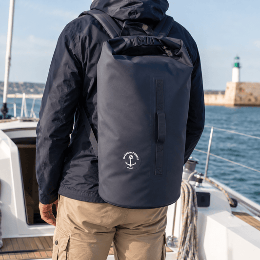 Sac étanche Verseau 45 Marine Nationale porté en extérieur au bord de l'eau