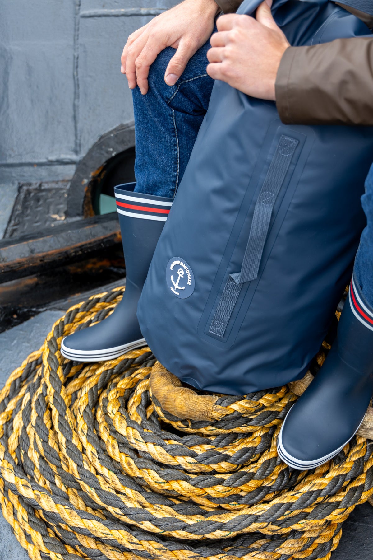 Sac étanche Verseau 45 Marine Nationale posé sur un bateau