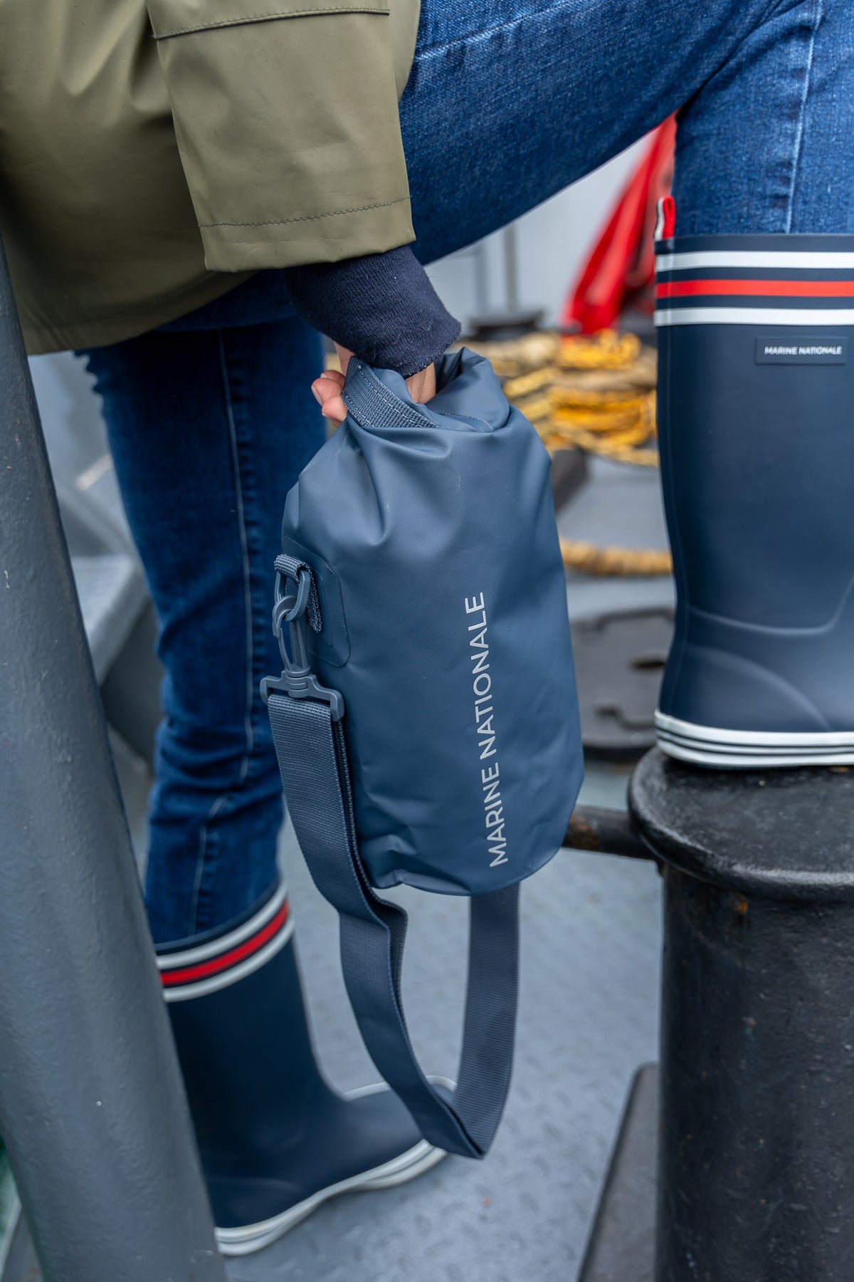 Sac tube étanche Orion 3 Marine Nationale porté en bandoulière en extérieur