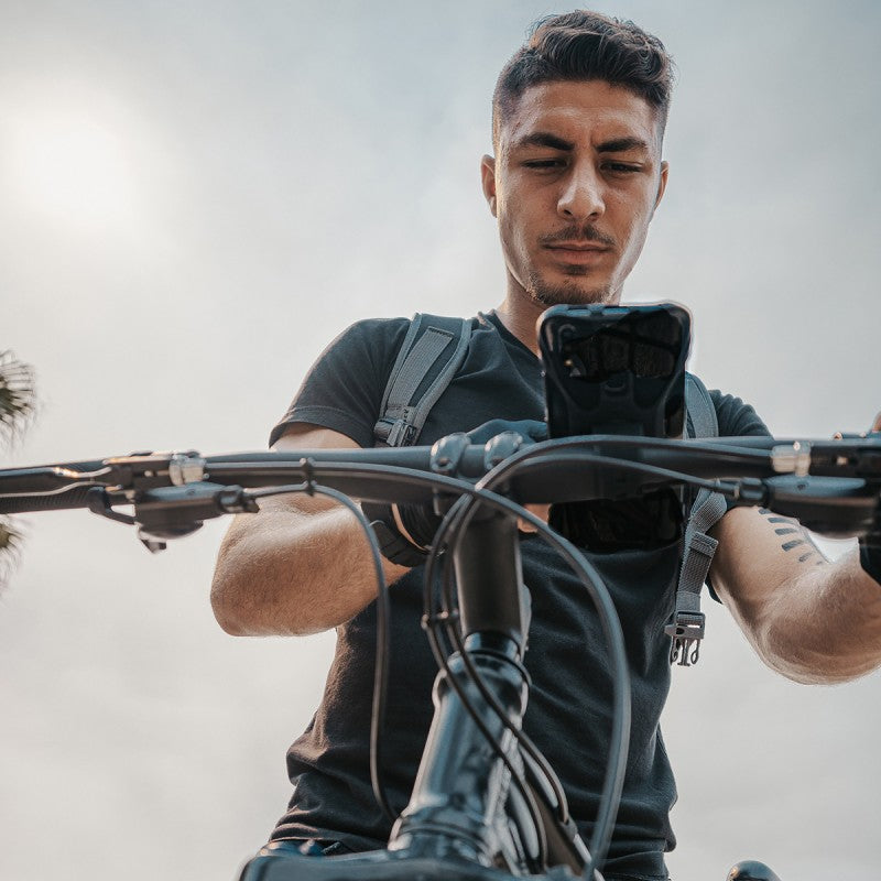 Support téléphone Twist & Scoot utilisé sur un vélo en extérieur