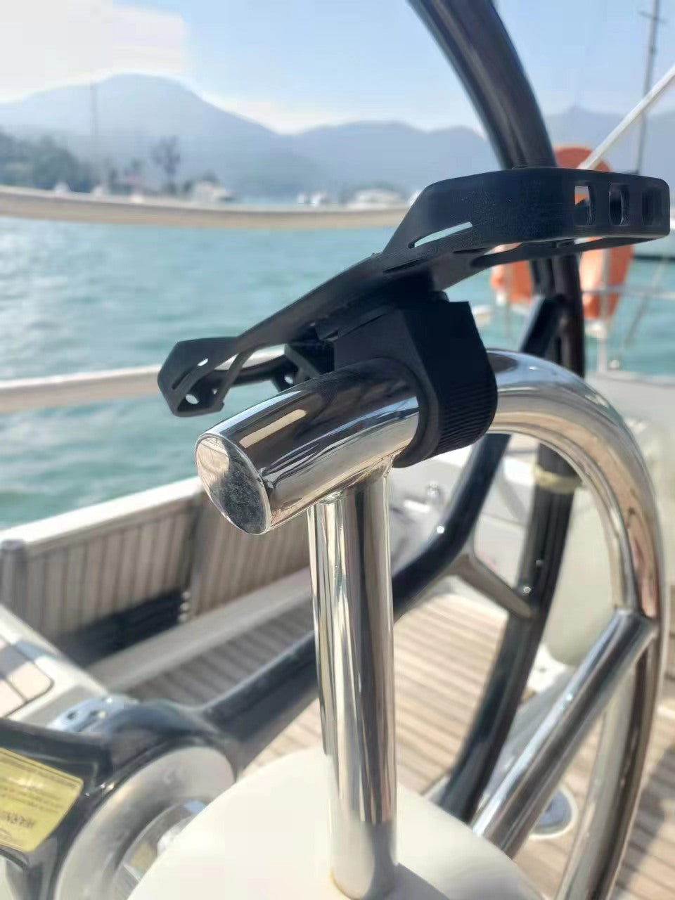 Support téléphone Twist & Scoot fixé sur un guidon de bateau